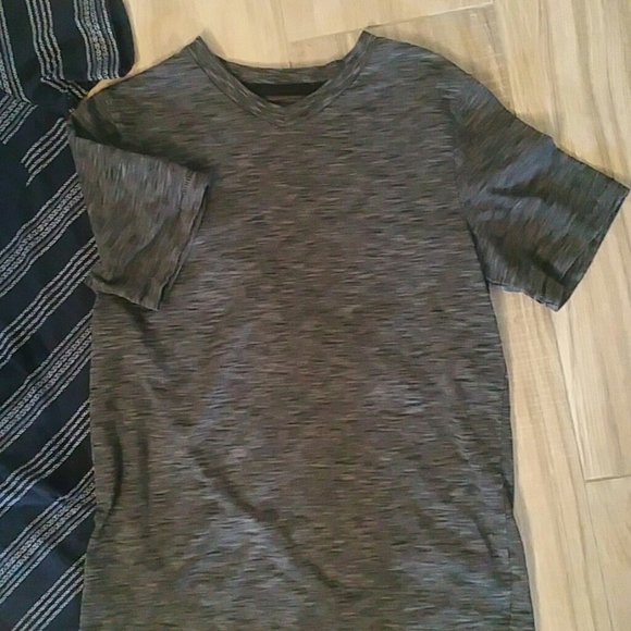 2 short sleeve T shirt bundle - Picture 2 of 3